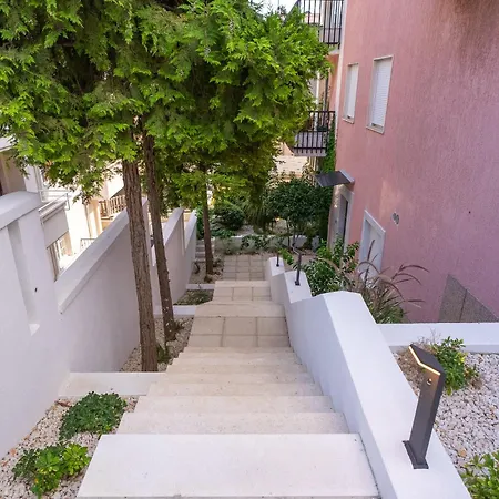 Luxury Apartment & Rooms 